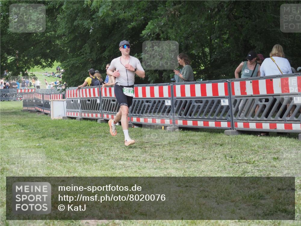 21.06.2025 - 27. Vierlanden-Triathlon KatJ http://msf.ph/oto/8020076 15.06.2025 13:19:38 Ziel 667 meine-sportfotos.de