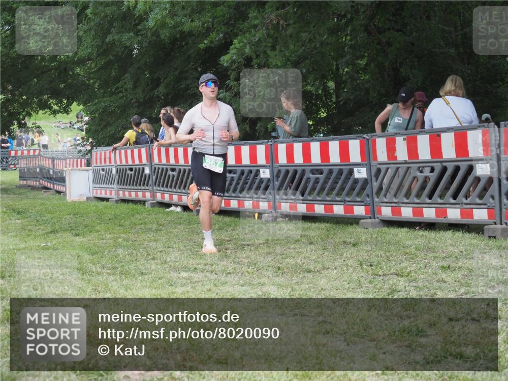 21.06.2025 - 27. Vierlanden-Triathlon KatJ http://msf.ph/oto/8020090 15.06.2025 13:19:39 Ziel 667 meine-sportfotos.de