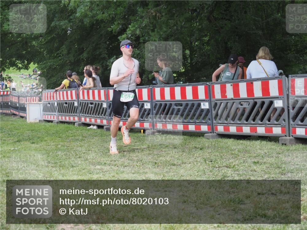 21.06.2025 - 27. Vierlanden-Triathlon KatJ http://msf.ph/oto/8020103 15.06.2025 13:19:39 Ziel 667 meine-sportfotos.de