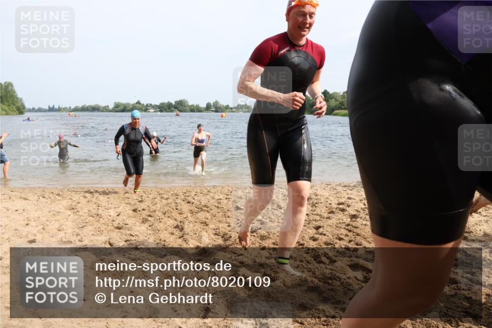 15.06.2025 - 27. Vierlanden-Triathlon Lena Gebhardt http://msf.ph/oto/8020109 15.06.2025 10:17:36 Schwimmen 485, 488, 492, 493, 519, 532, 537, 552, 557, 562, 572, 582, 588, 594, 626 meine-sportfotos.de