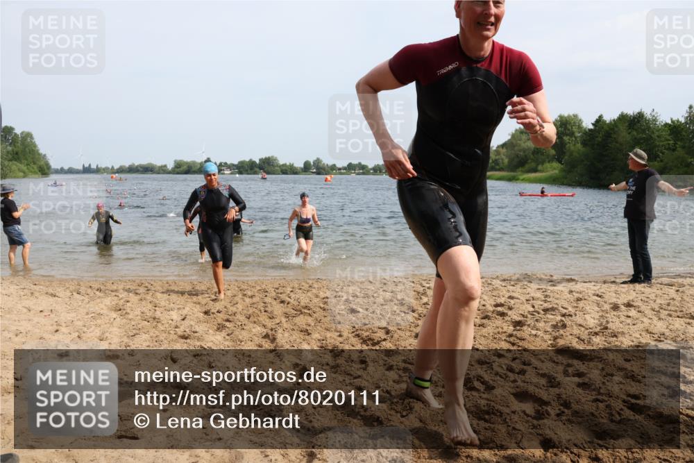 15.06.2025 - 27. Vierlanden-Triathlon Lena Gebhardt http://msf.ph/oto/8020111 15.06.2025 10:17:36 Schwimmen 485, 488, 492, 493, 519, 532, 537, 552, 557, 562, 572, 582, 588, 594, 626 meine-sportfotos.de