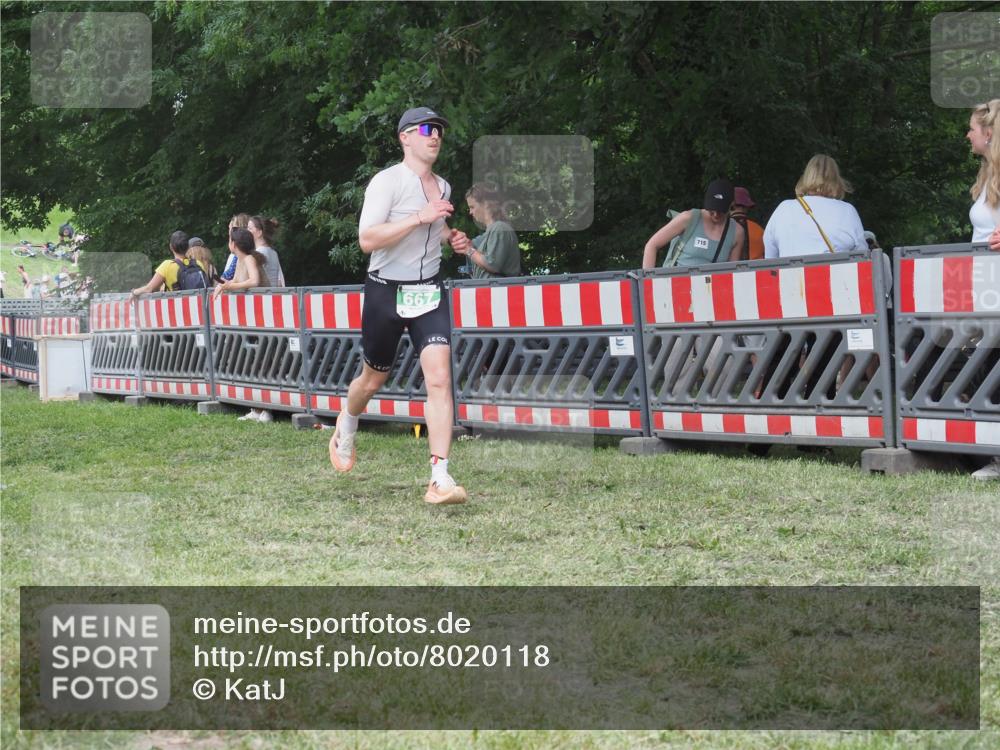 21.06.2025 - 27. Vierlanden-Triathlon KatJ http://msf.ph/oto/8020118 15.06.2025 13:19:39 Ziel 667 meine-sportfotos.de