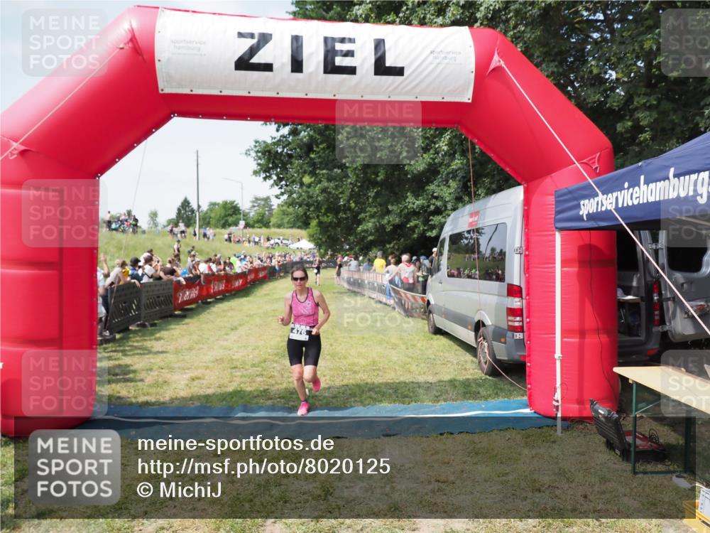 21.06.2025 - 27. Vierlanden-Triathlon MichiJ http://msf.ph/oto/8020125 15.06.2026 11:35:46 Ziel 476, 494 meine-sportfotos.de