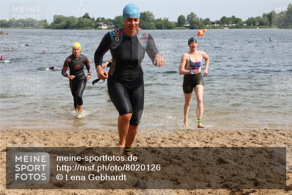 15.06.2025 - 27. Vierlanden-Triathlon Lena Gebhardt http://msf.ph/oto/8020126 15.06.2025 10:17:36 Schwimmen 485, 488, 492, 493, 519, 532, 537, 552, 557, 562, 572, 582, 588, 594, 626 meine-sportfotos.de