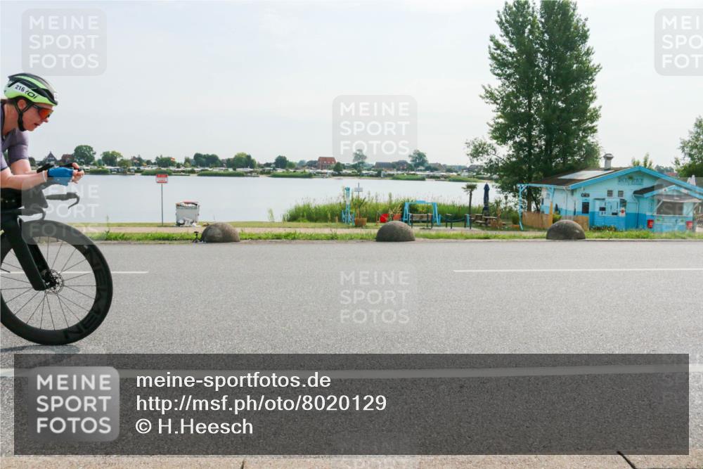 15.06.2025 - 27. Vierlanden-Triathlon H.Heesch http://msf.ph/oto/8020129 15.06.2025 09:44:10 Radfahren 27, 39, 54, 216, 241 meine-sportfotos.de
