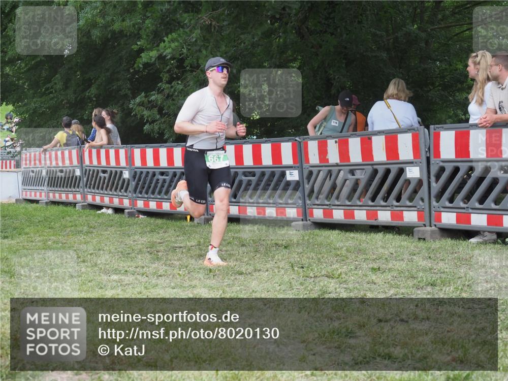 21.06.2025 - 27. Vierlanden-Triathlon KatJ http://msf.ph/oto/8020130 15.06.2025 13:19:39 Ziel 667 meine-sportfotos.de