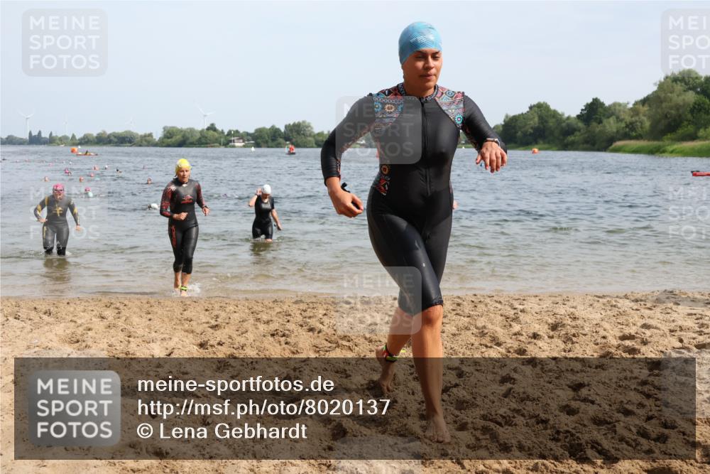 15.06.2025 - 27. Vierlanden-Triathlon Lena Gebhardt http://msf.ph/oto/8020137 15.06.2025 10:17:37 Schwimmen 485, 488, 492, 493, 519, 532, 537, 552, 557, 562, 572, 582, 588, 594, 626 meine-sportfotos.de