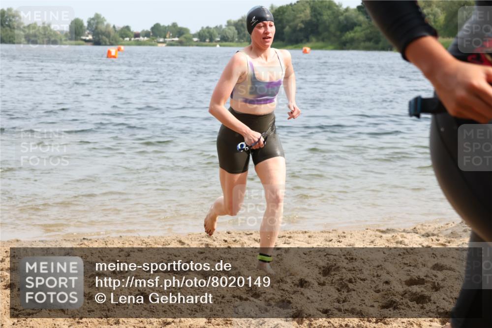 15.06.2025 - 27. Vierlanden-Triathlon Lena Gebhardt http://msf.ph/oto/8020149 15.06.2025 10:17:38 Schwimmen 485, 488, 492, 493, 519, 522, 532, 537, 552, 557, 562, 563, 572, 582, 588, 594, 626 meine-sportfotos.de