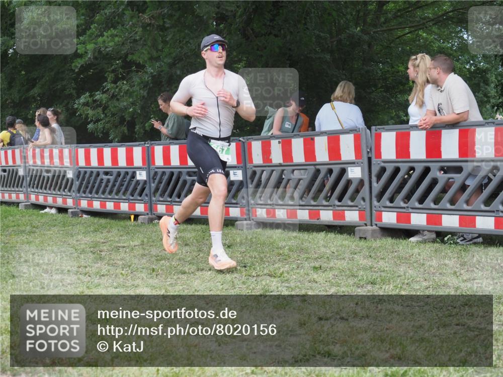 21.06.2025 - 27. Vierlanden-Triathlon KatJ http://msf.ph/oto/8020156 15.06.2025 13:19:39 Ziel 667 meine-sportfotos.de