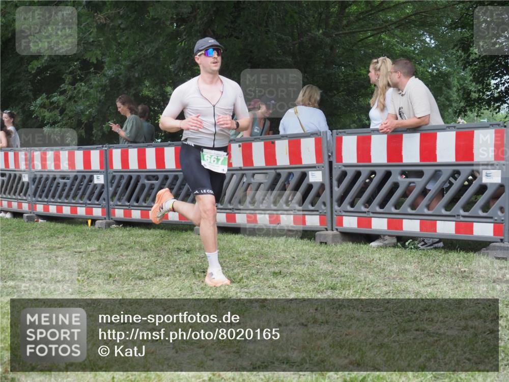 21.06.2025 - 27. Vierlanden-Triathlon KatJ http://msf.ph/oto/8020165 15.06.2025 13:19:39 Ziel 667 meine-sportfotos.de
