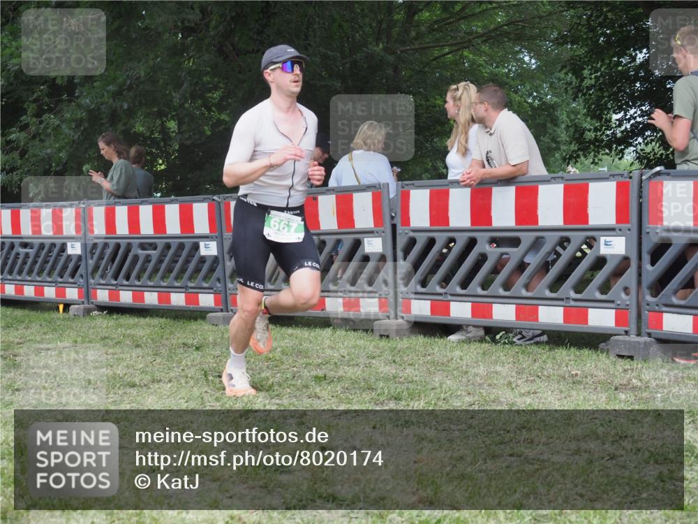 21.06.2025 - 27. Vierlanden-Triathlon KatJ http://msf.ph/oto/8020174 15.06.2025 13:19:39 Ziel 667 meine-sportfotos.de