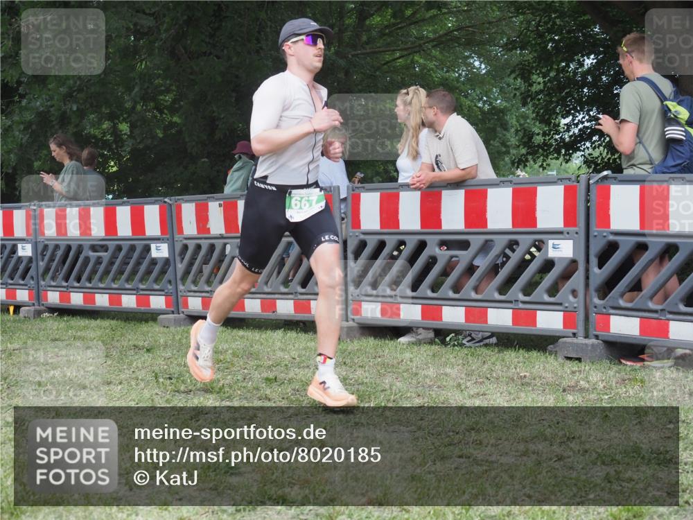 21.06.2025 - 27. Vierlanden-Triathlon KatJ http://msf.ph/oto/8020185 15.06.2025 13:19:40 Ziel 667 meine-sportfotos.de