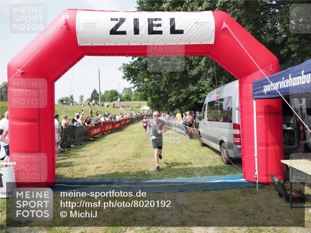 21.06.2025 - 27. Vierlanden-Triathlon MichiJ http://msf.ph/oto/8020192 15.06.2026 11:35:55 Ziel 454, 477 meine-sportfotos.de
