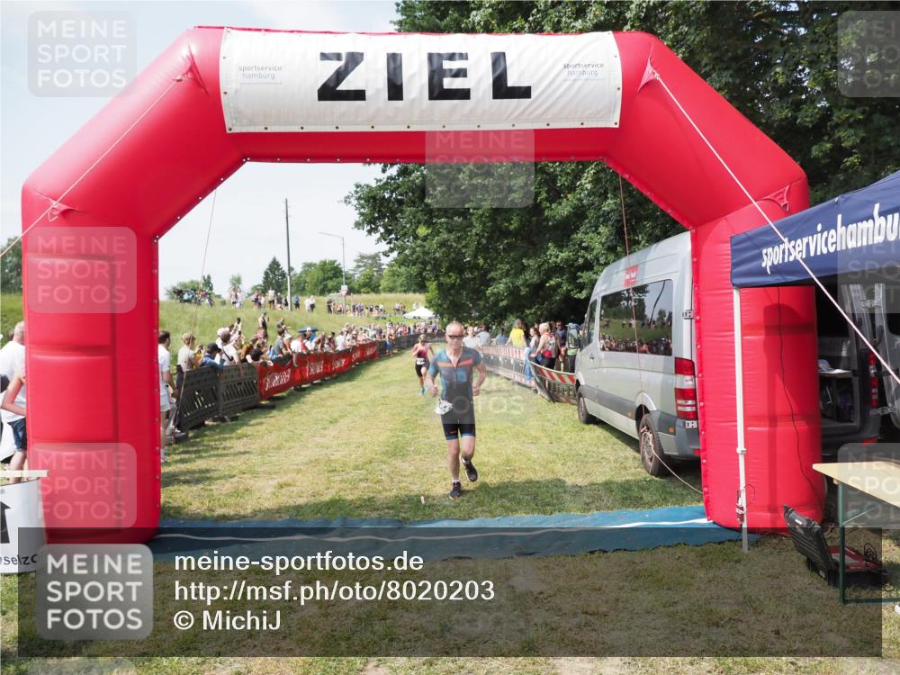 21.06.2025 - 27. Vierlanden-Triathlon MichiJ http://msf.ph/oto/8020203 15.06.2026 11:35:55 Ziel 454, 477 meine-sportfotos.de