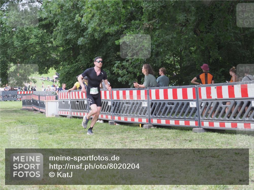 21.06.2025 - 27. Vierlanden-Triathlon KatJ http://msf.ph/oto/8020204 15.06.2025 13:20:08 Ziel 710, 803 meine-sportfotos.de