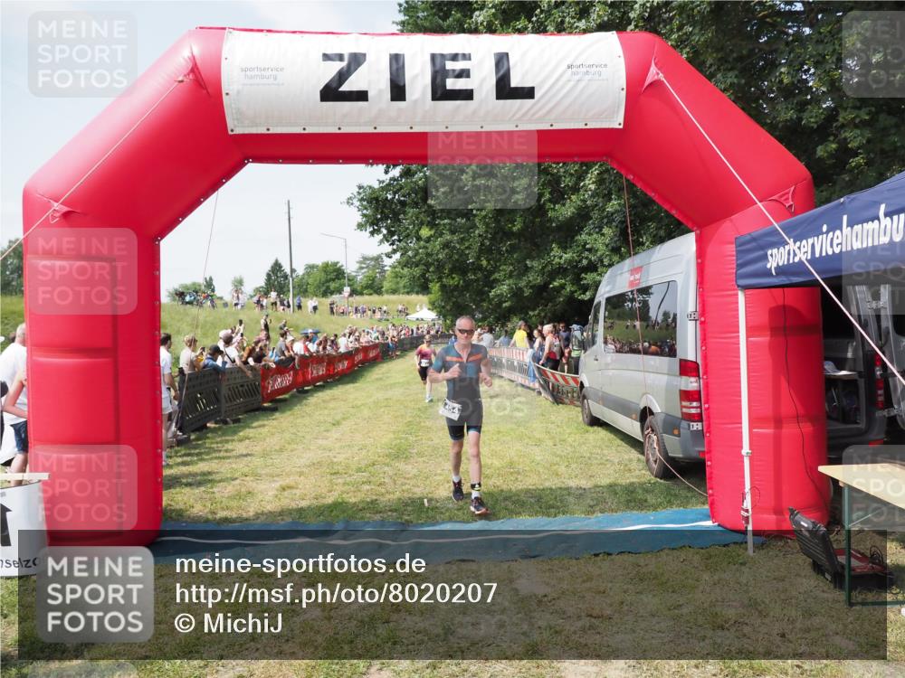 21.06.2025 - 27. Vierlanden-Triathlon MichiJ http://msf.ph/oto/8020207 15.06.2026 11:35:55 Ziel 454, 477 meine-sportfotos.de