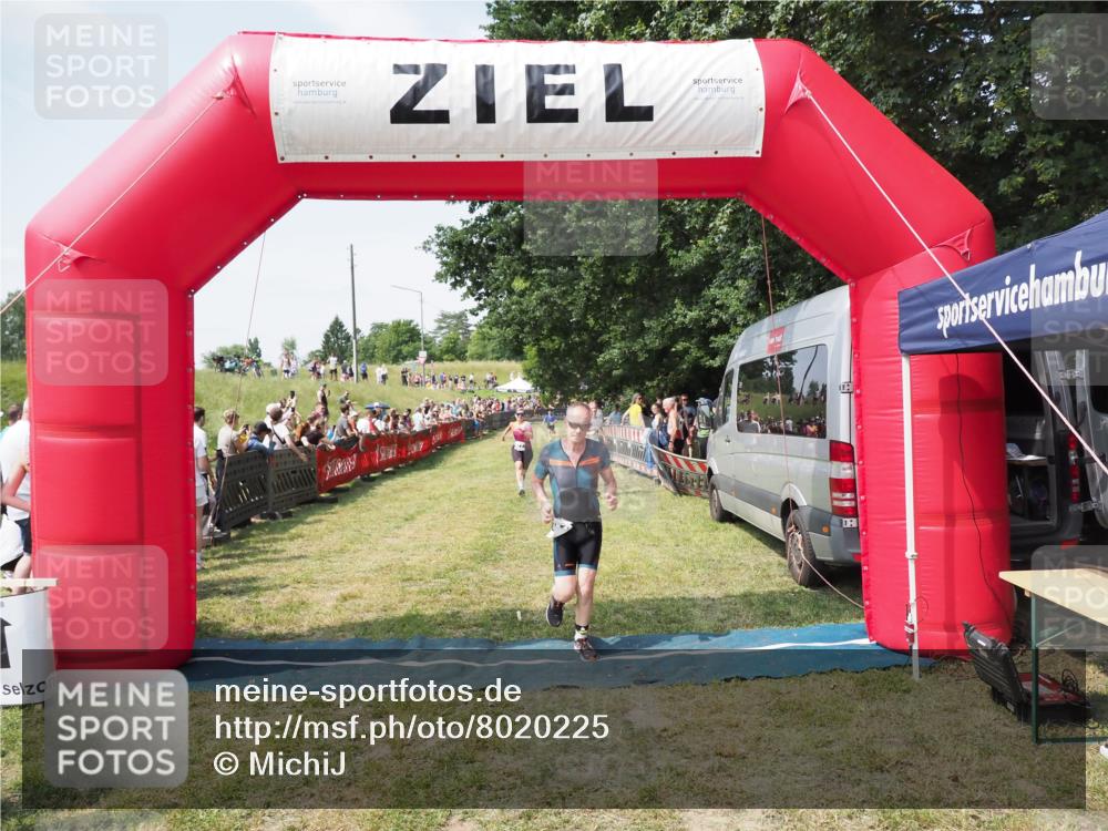 21.06.2025 - 27. Vierlanden-Triathlon MichiJ http://msf.ph/oto/8020225 15.06.2026 11:35:55 Ziel 454, 477 meine-sportfotos.de