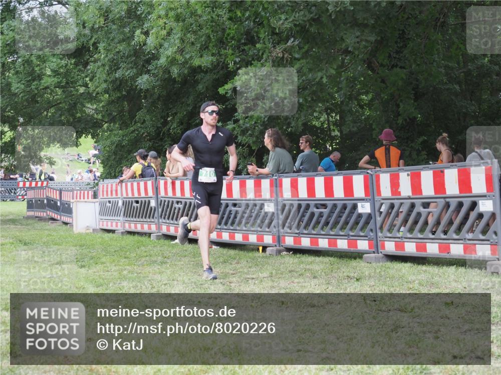21.06.2025 - 27. Vierlanden-Triathlon KatJ http://msf.ph/oto/8020226 15.06.2025 13:20:08 Ziel 710, 803 meine-sportfotos.de