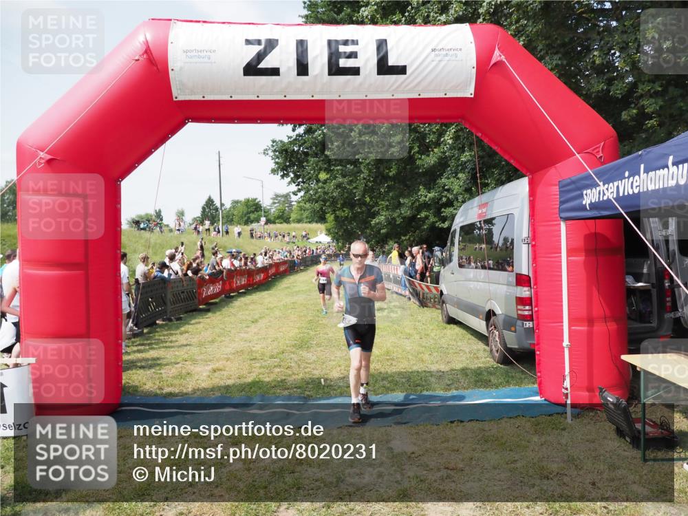 21.06.2025 - 27. Vierlanden-Triathlon MichiJ http://msf.ph/oto/8020231 15.06.2026 11:35:55 Ziel 454, 477 meine-sportfotos.de