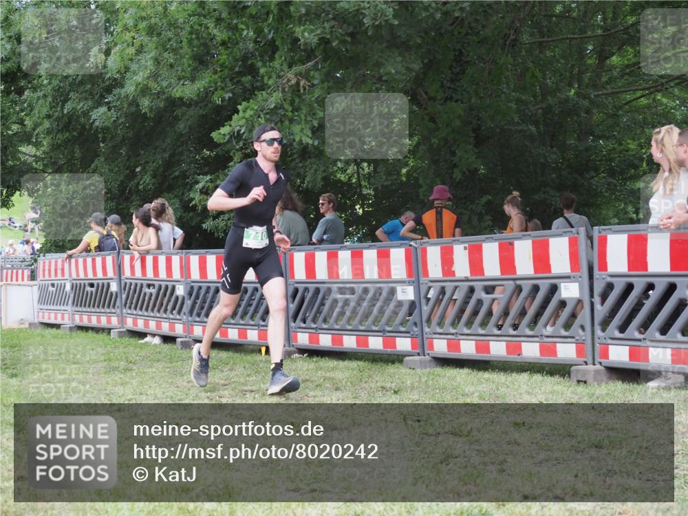 21.06.2025 - 27. Vierlanden-Triathlon KatJ http://msf.ph/oto/8020242 15.06.2025 13:20:08 Ziel 710, 803 meine-sportfotos.de