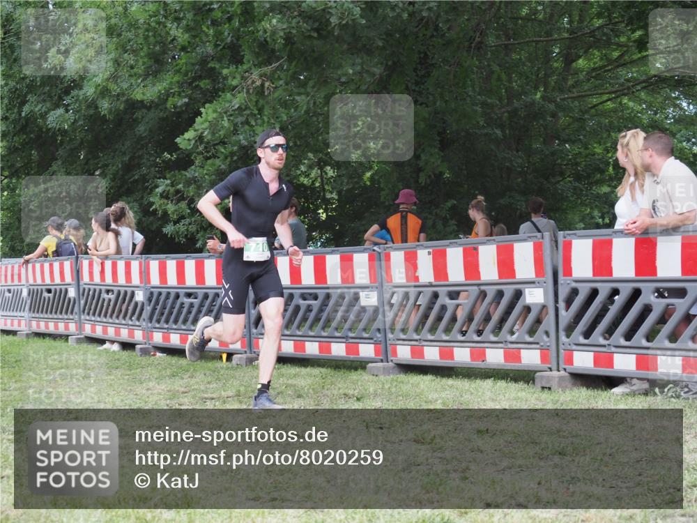 21.06.2025 - 27. Vierlanden-Triathlon KatJ http://msf.ph/oto/8020259 15.06.2025 13:20:08 Ziel 710, 803 meine-sportfotos.de
