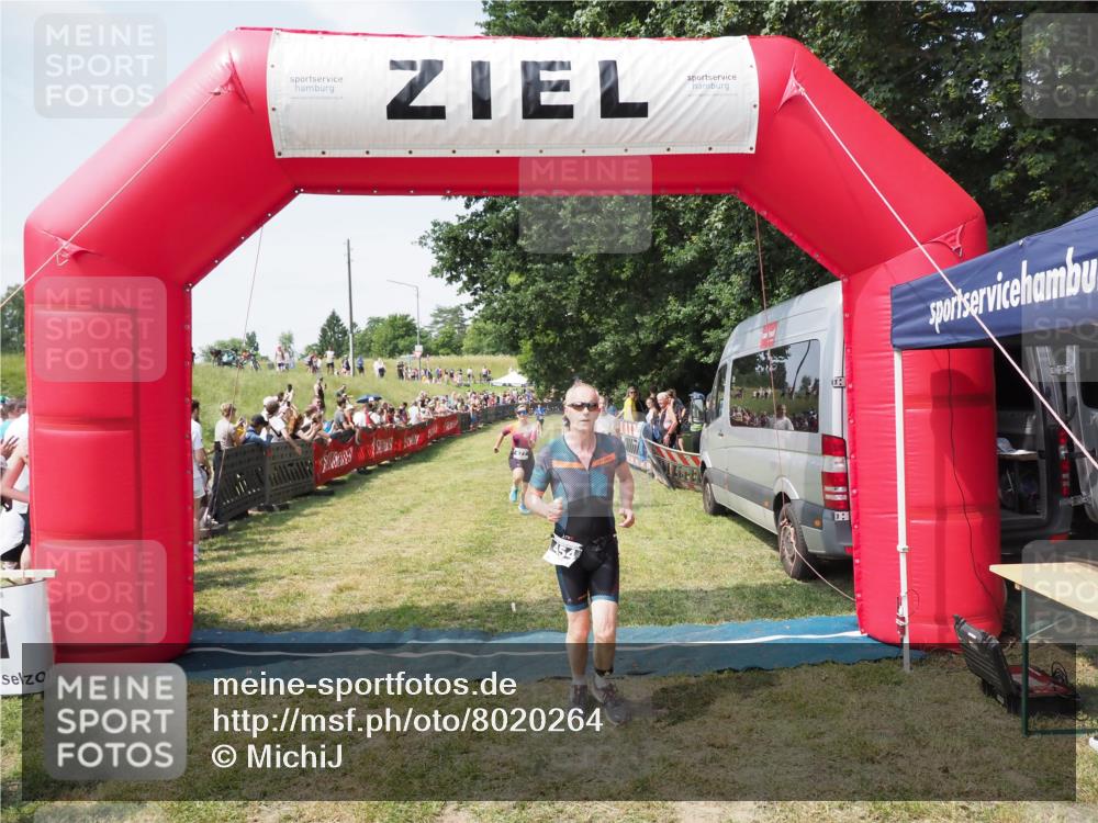 21.06.2025 - 27. Vierlanden-Triathlon MichiJ http://msf.ph/oto/8020264 15.06.2026 11:35:56 Ziel 454, 477 meine-sportfotos.de