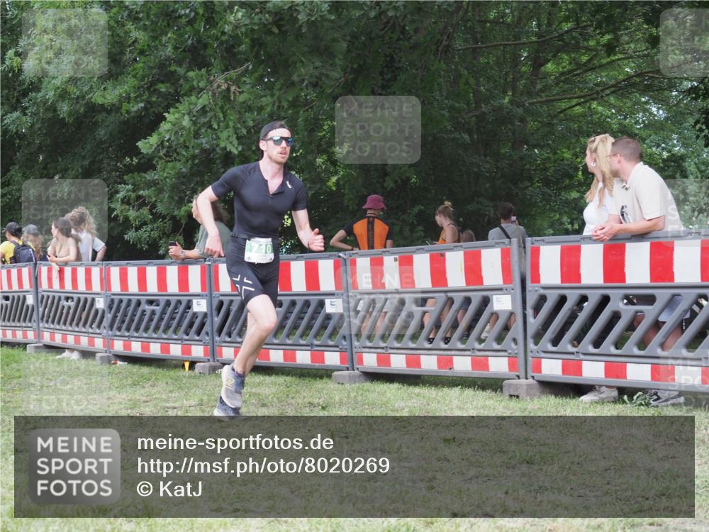 21.06.2025 - 27. Vierlanden-Triathlon KatJ http://msf.ph/oto/8020269 15.06.2025 13:20:08 Ziel 710, 803 meine-sportfotos.de