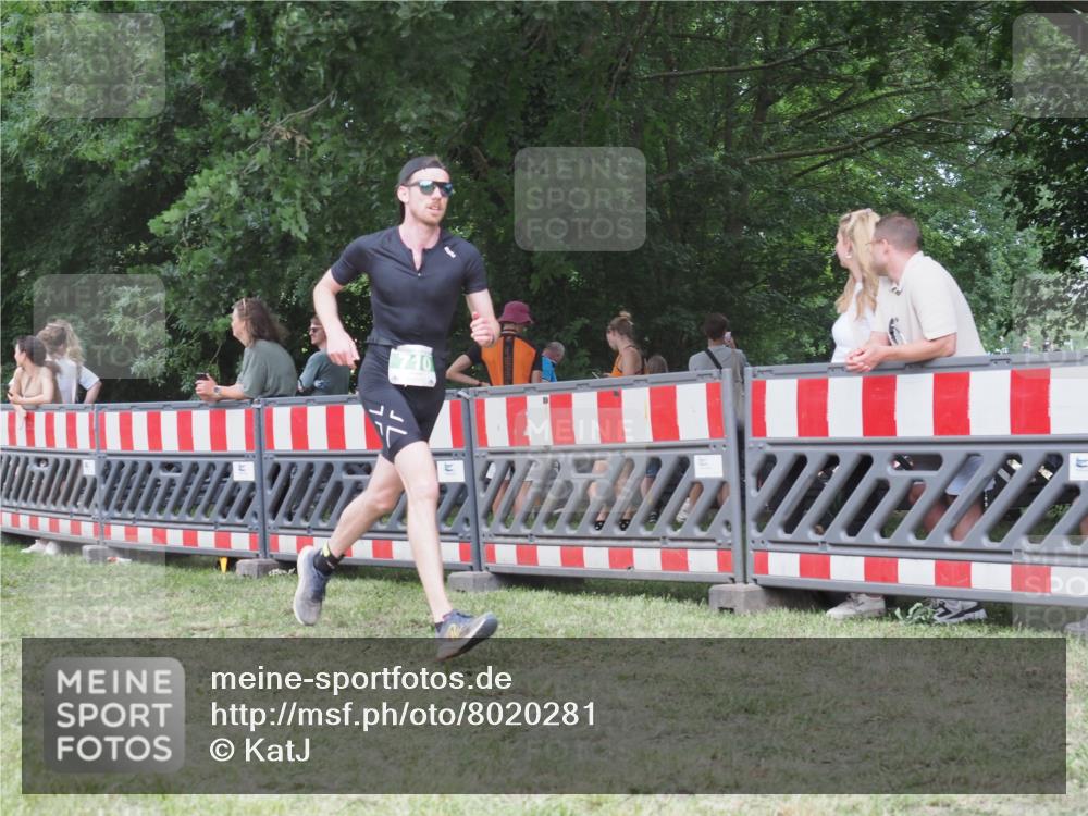 21.06.2025 - 27. Vierlanden-Triathlon KatJ http://msf.ph/oto/8020281 15.06.2025 13:20:09 Ziel 710, 803 meine-sportfotos.de