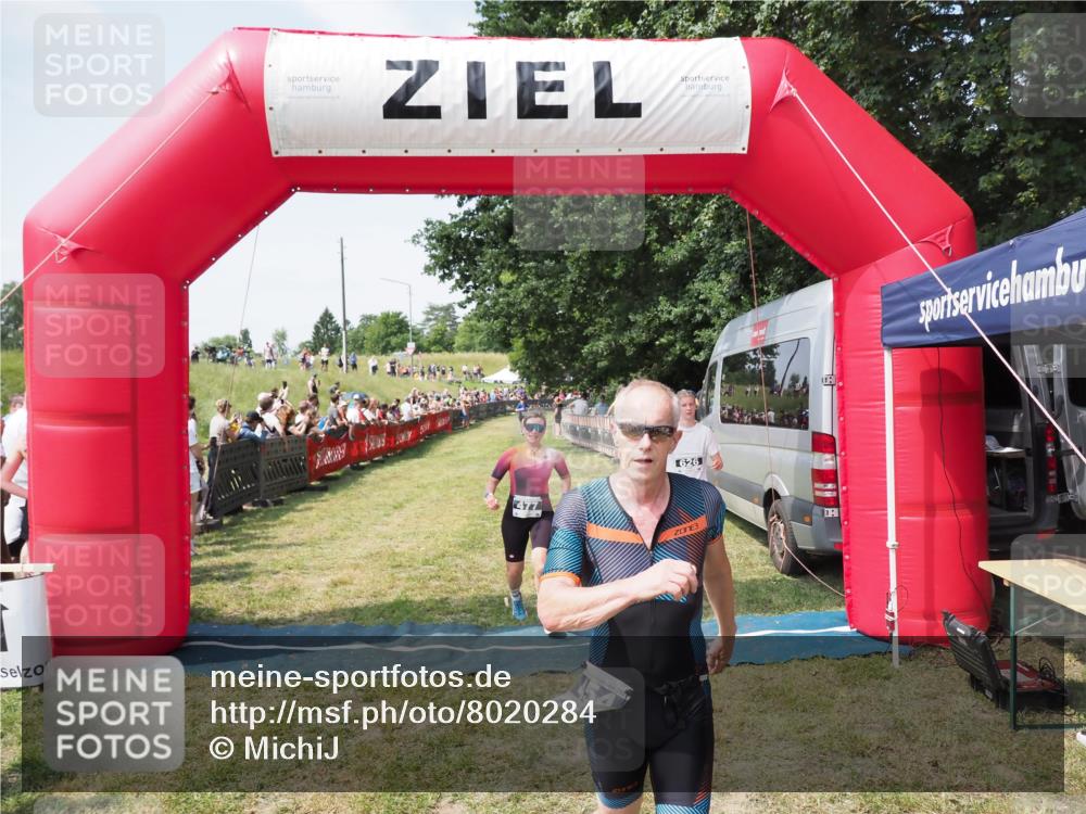 21.06.2025 - 27. Vierlanden-Triathlon MichiJ http://msf.ph/oto/8020284 15.06.2026 11:35:57 Ziel 454, 477 meine-sportfotos.de