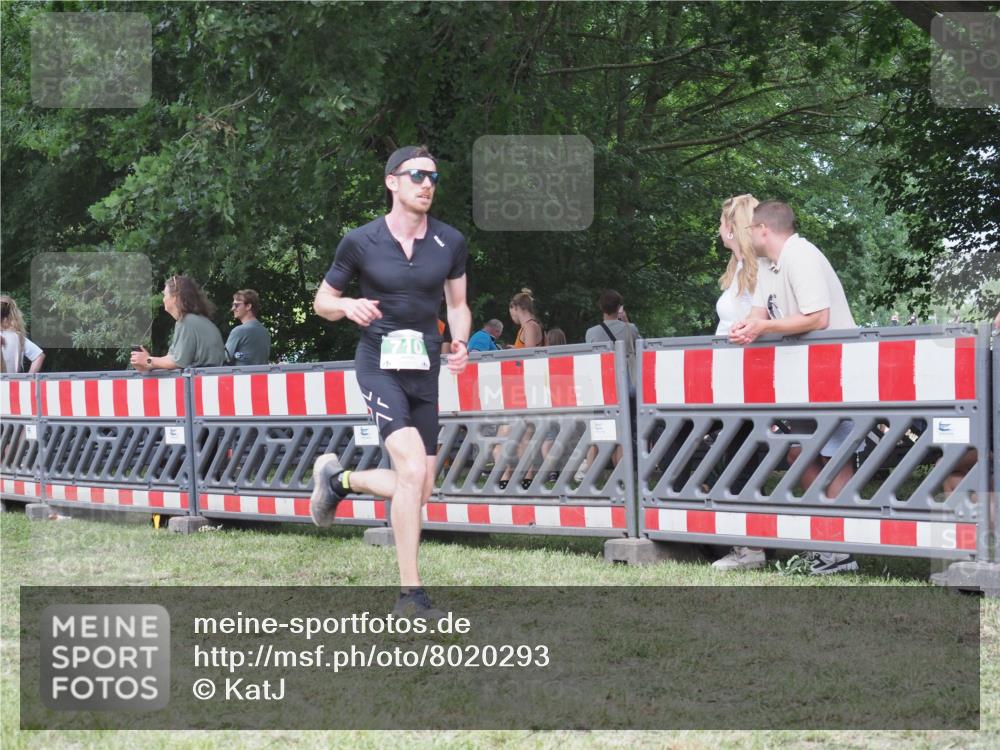 21.06.2025 - 27. Vierlanden-Triathlon KatJ http://msf.ph/oto/8020293 15.06.2025 13:20:09 Ziel 710, 803 meine-sportfotos.de