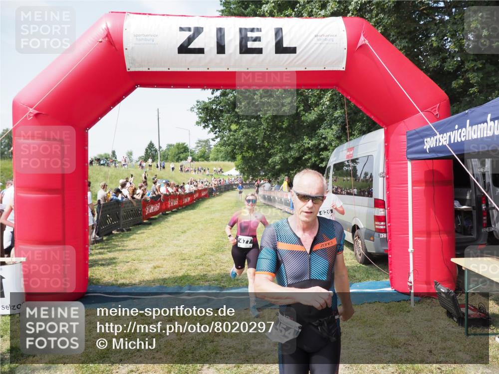 21.06.2025 - 27. Vierlanden-Triathlon MichiJ http://msf.ph/oto/8020297 15.06.2026 11:35:57 Ziel 454, 477 meine-sportfotos.de