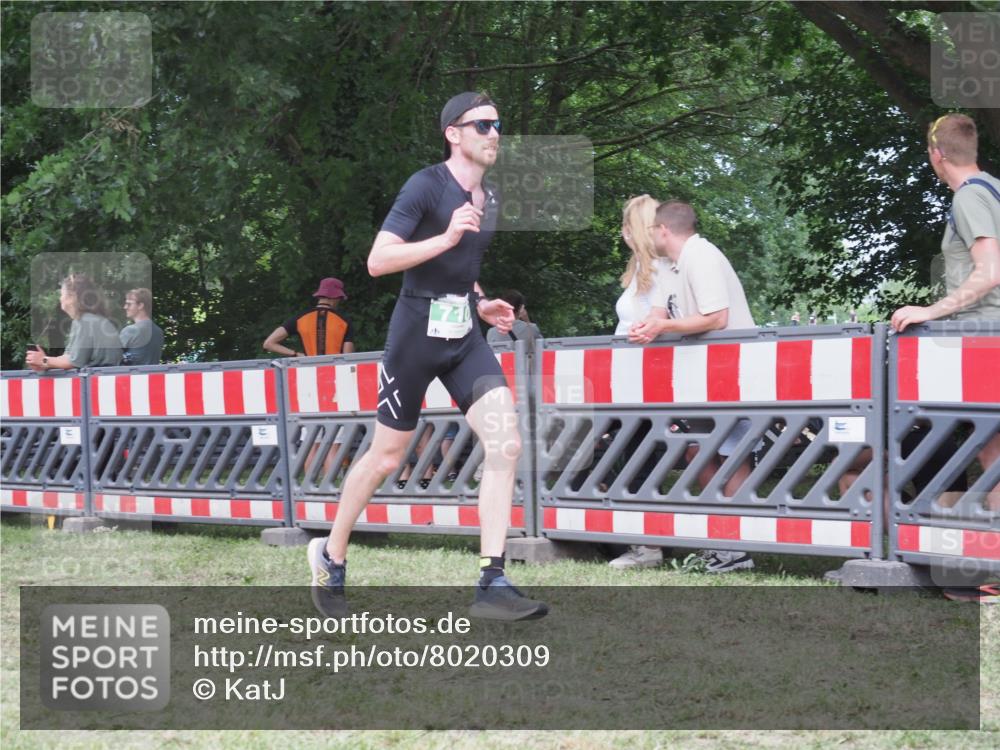21.06.2025 - 27. Vierlanden-Triathlon KatJ http://msf.ph/oto/8020309 15.06.2025 13:20:09 Ziel 710, 803 meine-sportfotos.de
