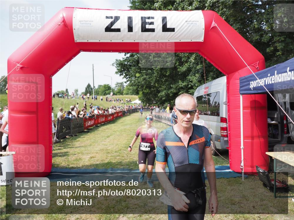 21.06.2025 - 27. Vierlanden-Triathlon MichiJ http://msf.ph/oto/8020313 15.06.2026 11:35:57 Ziel 454, 477 meine-sportfotos.de