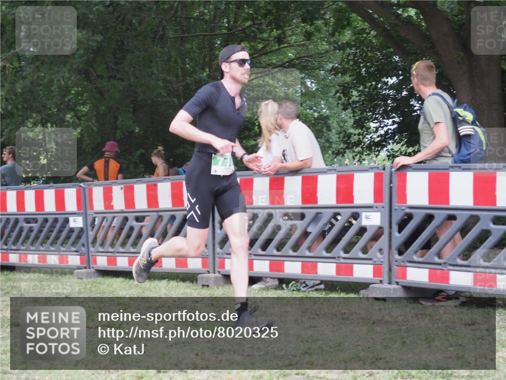 21.06.2025 - 27. Vierlanden-Triathlon KatJ http://msf.ph/oto/8020325 15.06.2025 13:20:09 Ziel 710, 803 meine-sportfotos.de