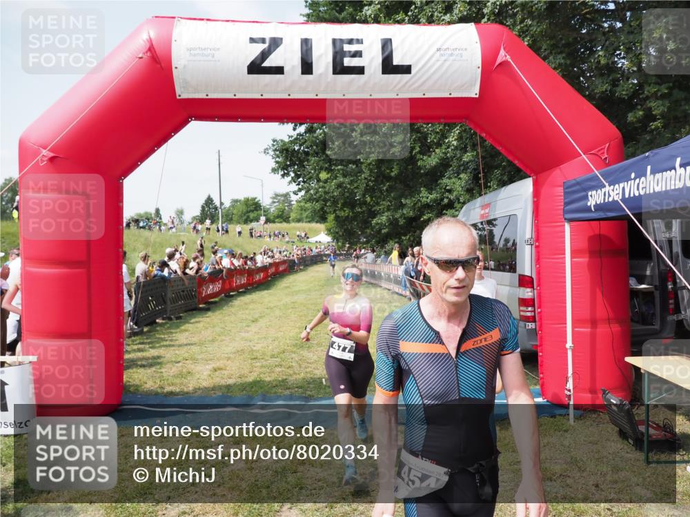 21.06.2025 - 27. Vierlanden-Triathlon MichiJ http://msf.ph/oto/8020334 15.06.2026 11:35:57 Ziel 454, 477 meine-sportfotos.de