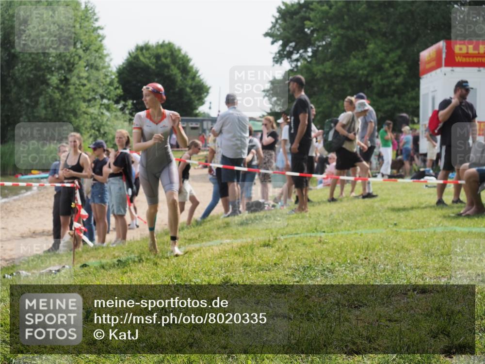 15.06.2025 - 27. Vierlanden-Triathlon KatJ http://msf.ph/oto/8020335 15.06.2025 10:20:02 Schwimmen 500, 553, 569, 578 meine-sportfotos.de