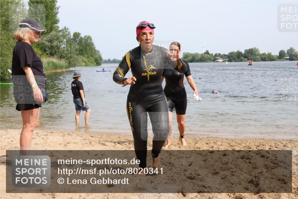 15.06.2025 - 27. Vierlanden-Triathlon Lena Gebhardt http://msf.ph/oto/8020341 15.06.2025 10:17:45 Schwimmen 485, 493, 522, 532, 537, 552, 562, 563, 571, 588, 626 meine-sportfotos.de