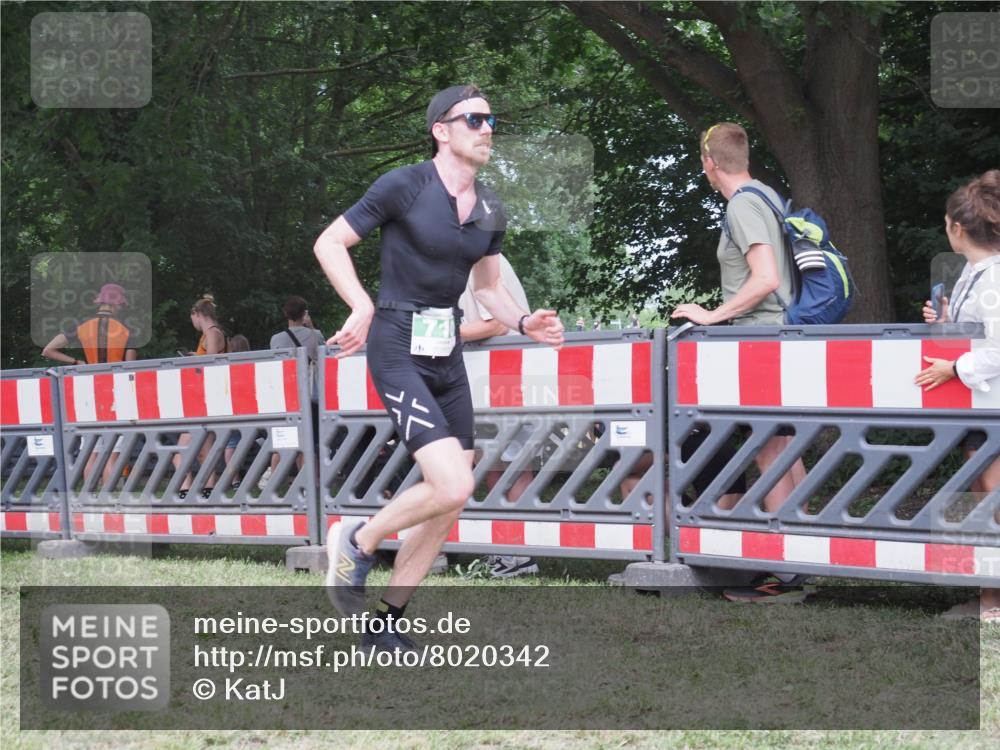 21.06.2025 - 27. Vierlanden-Triathlon KatJ http://msf.ph/oto/8020342 15.06.2025 13:20:09 Ziel 710, 803 meine-sportfotos.de