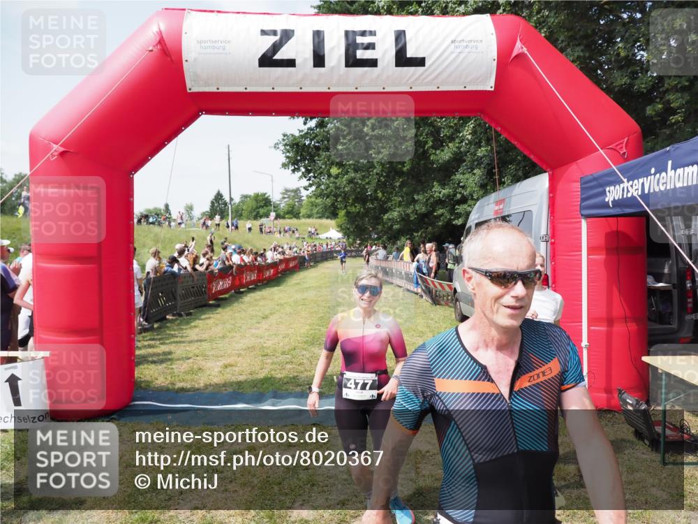 21.06.2025 - 27. Vierlanden-Triathlon MichiJ http://msf.ph/oto/8020367 15.06.2026 11:35:57 Ziel 454, 477 meine-sportfotos.de
