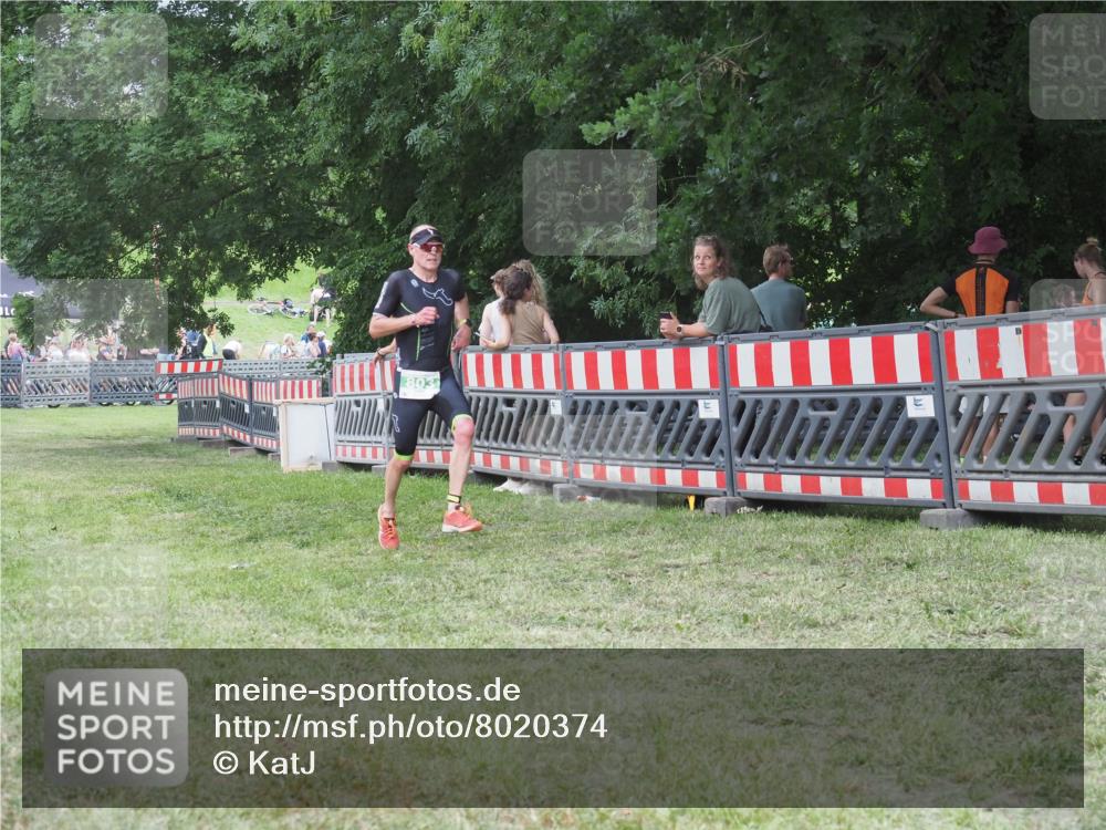 21.06.2025 - 27. Vierlanden-Triathlon KatJ http://msf.ph/oto/8020374 15.06.2025 13:20:11 Ziel 803, 840 meine-sportfotos.de