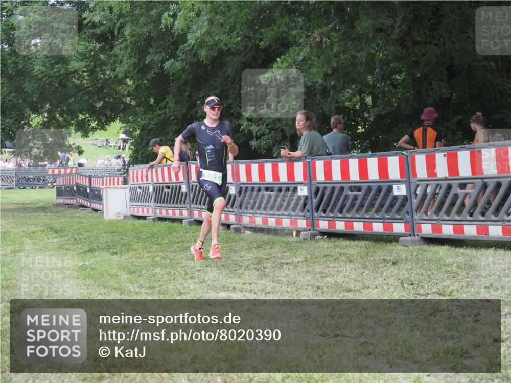 21.06.2025 - 27. Vierlanden-Triathlon KatJ http://msf.ph/oto/8020390 15.06.2025 13:20:11 Ziel 803, 840 meine-sportfotos.de