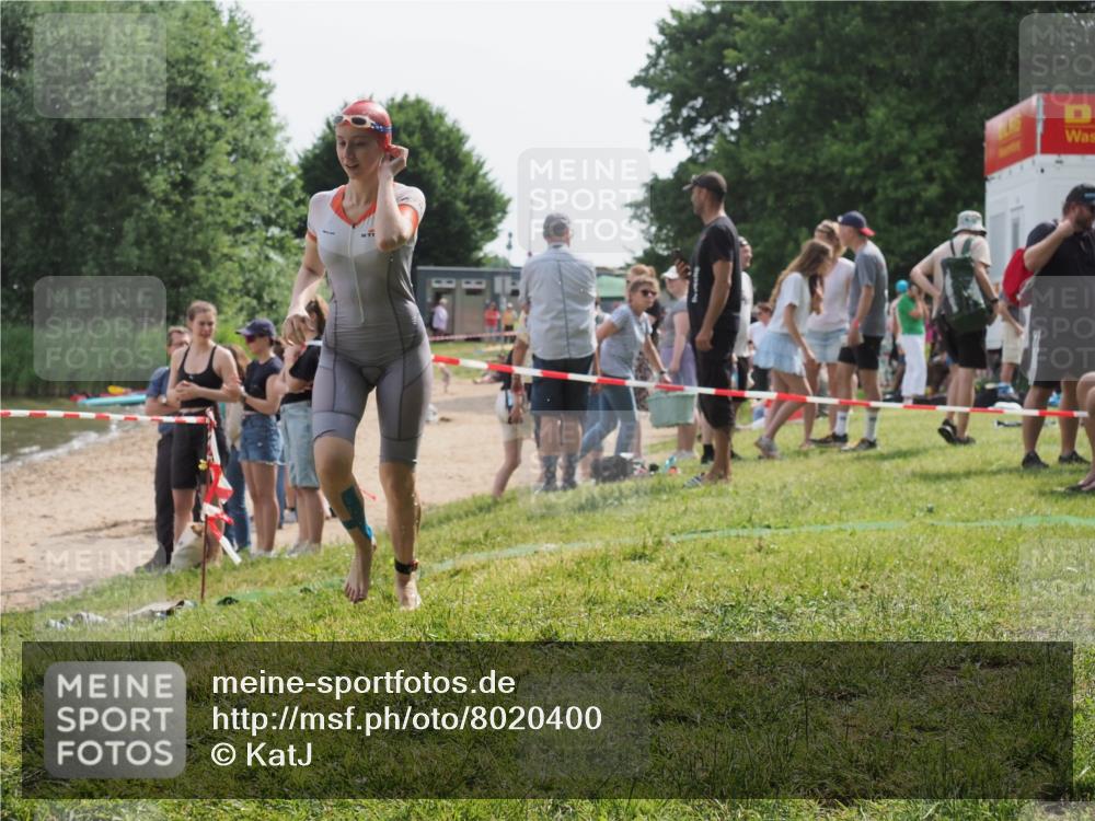 15.06.2025 - 27. Vierlanden-Triathlon KatJ http://msf.ph/oto/8020400 15.06.2025 10:20:03 Schwimmen 500, 553, 569, 578 meine-sportfotos.de