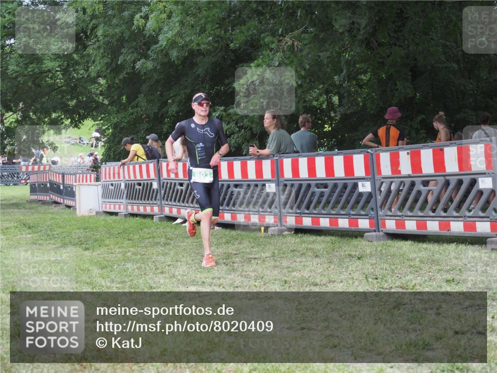 21.06.2025 - 27. Vierlanden-Triathlon KatJ http://msf.ph/oto/8020409 15.06.2025 13:20:11 Ziel 803, 840 meine-sportfotos.de