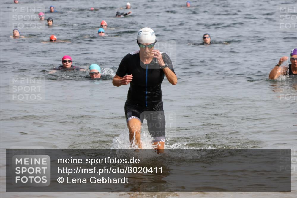 15.06.2025 - 27. Vierlanden-Triathlon Lena Gebhardt http://msf.ph/oto/8020411 15.06.2025 10:17:49 Schwimmen 493, 522, 563, 571 meine-sportfotos.de