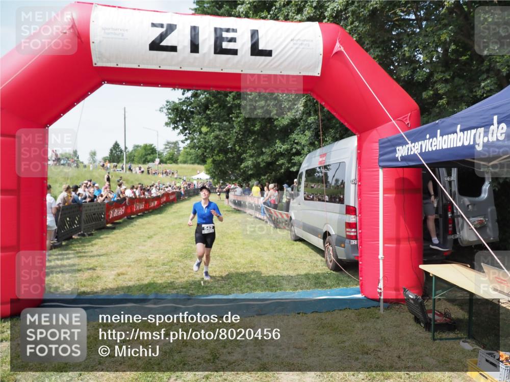 21.06.2025 - 27. Vierlanden-Triathlon MichiJ http://msf.ph/oto/8020456 15.06.2026 11:36:04 Ziel 477, 542 meine-sportfotos.de