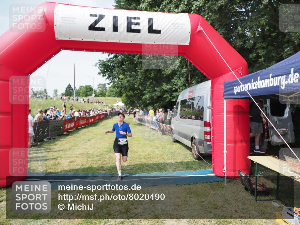 21.06.2025 - 27. Vierlanden-Triathlon MichiJ http://msf.ph/oto/8020490 15.06.2026 11:36:04 Ziel 477, 542 meine-sportfotos.de