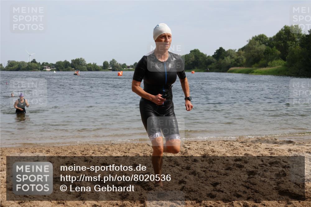 15.06.2025 - 27. Vierlanden-Triathlon Lena Gebhardt http://msf.ph/oto/8020536 15.06.2025 10:17:54 Schwimmen 515, 522, 563, 571 meine-sportfotos.de