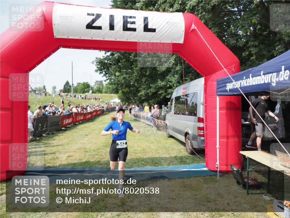 21.06.2025 - 27. Vierlanden-Triathlon MichiJ http://msf.ph/oto/8020538 15.06.2026 11:36:04 Ziel 477, 542 meine-sportfotos.de