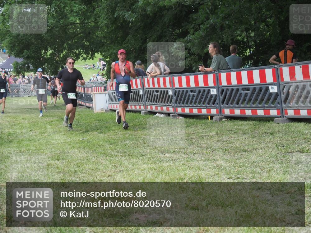 21.06.2025 - 27. Vierlanden-Triathlon KatJ http://msf.ph/oto/8020570 15.06.2025 13:20:20 Ziel 641, 678, 688, 709, 741, 840 meine-sportfotos.de