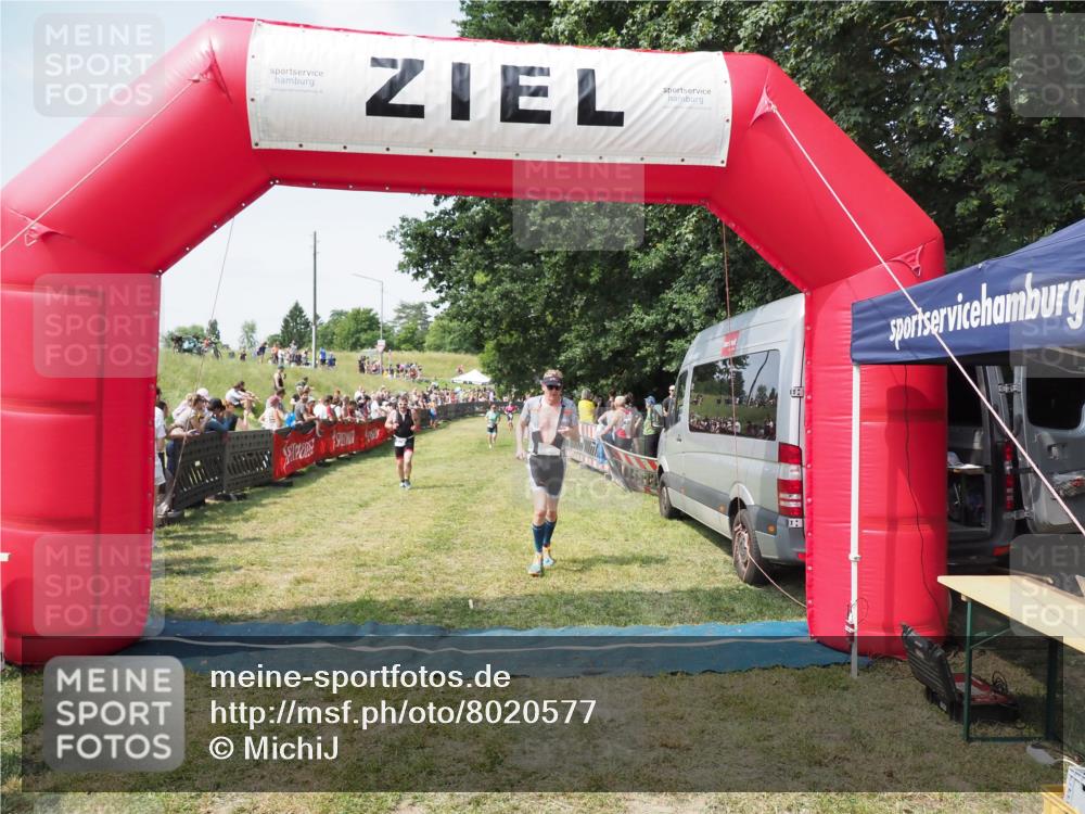 21.06.2025 - 27. Vierlanden-Triathlon MichiJ http://msf.ph/oto/8020577 15.06.2026 11:36:15 Ziel 378, 403 meine-sportfotos.de
